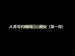 潜入 一双 做爱 在家。