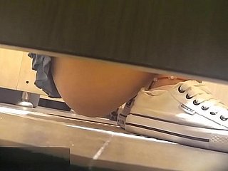 牛 人 潜入 商场 隔板 女厕 侧 拍 黑丝 美眉 阴唇 有 很多 分泌物